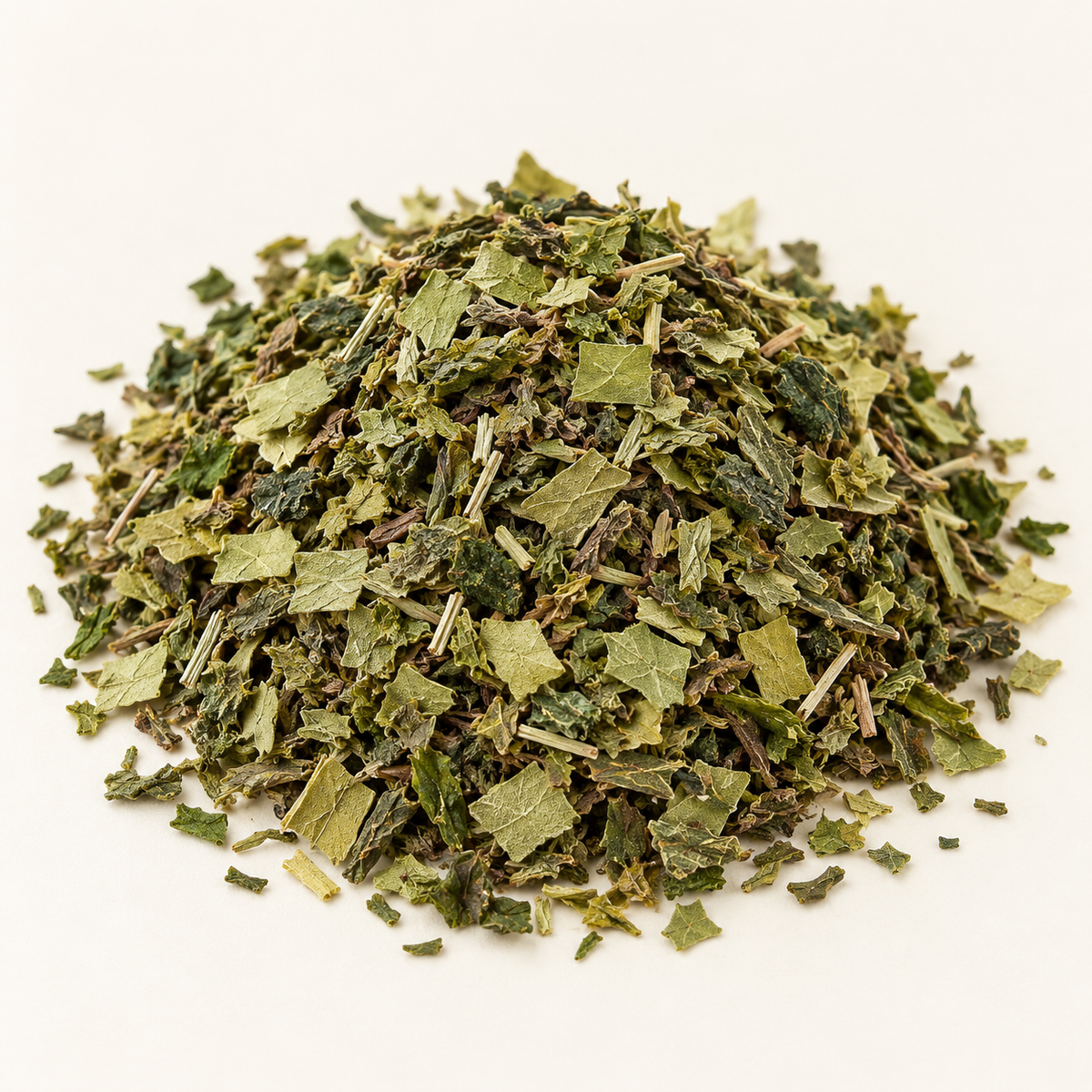 Composizione illustrativa di Tisana focus: Ginkgo biloba, menta piperita, damiana.